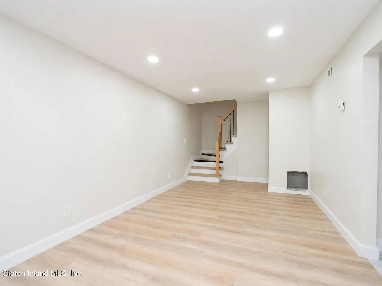 25 Wolkoff Lane photo 3