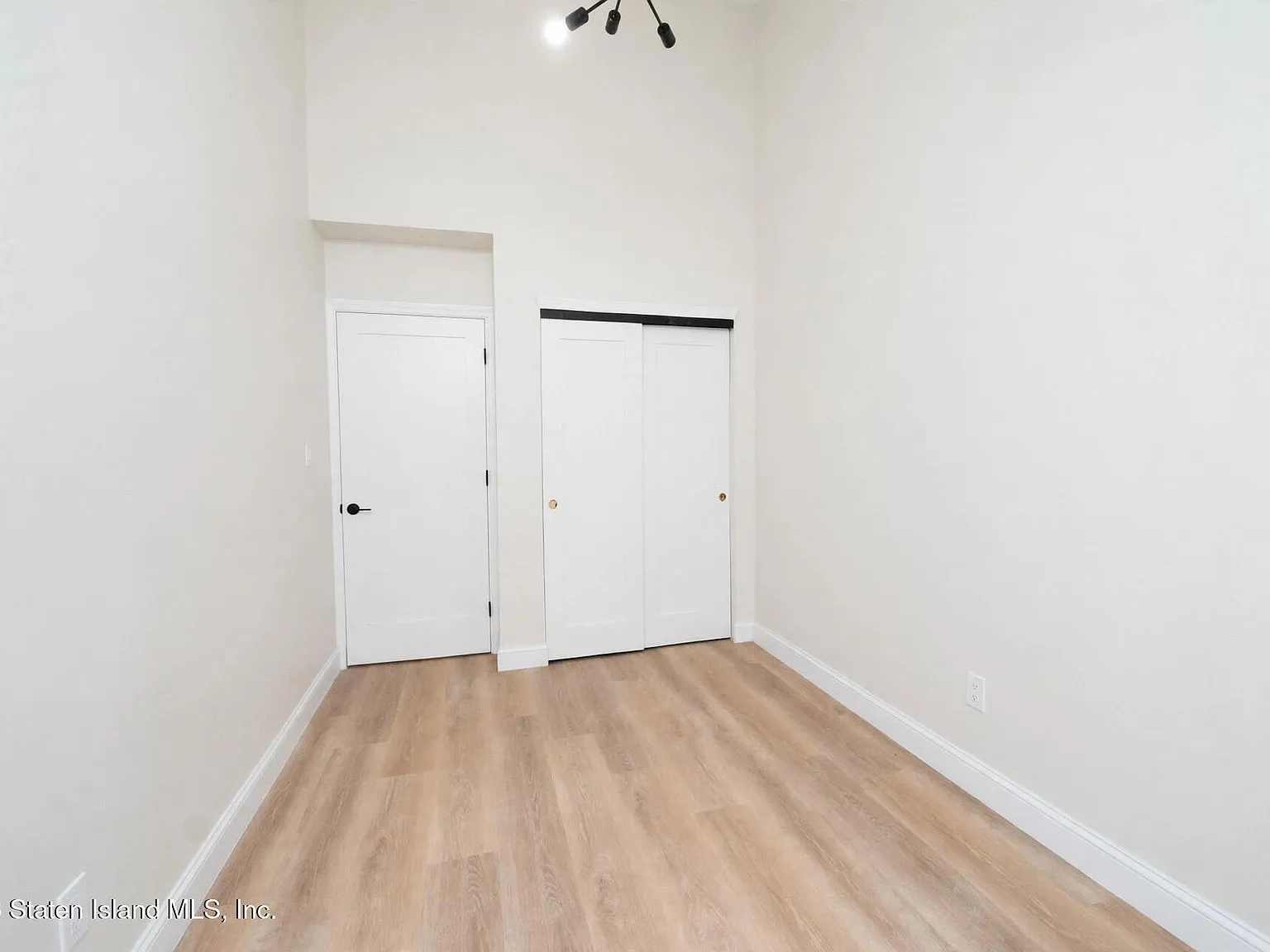 25 Wolkoff Lane photo 9