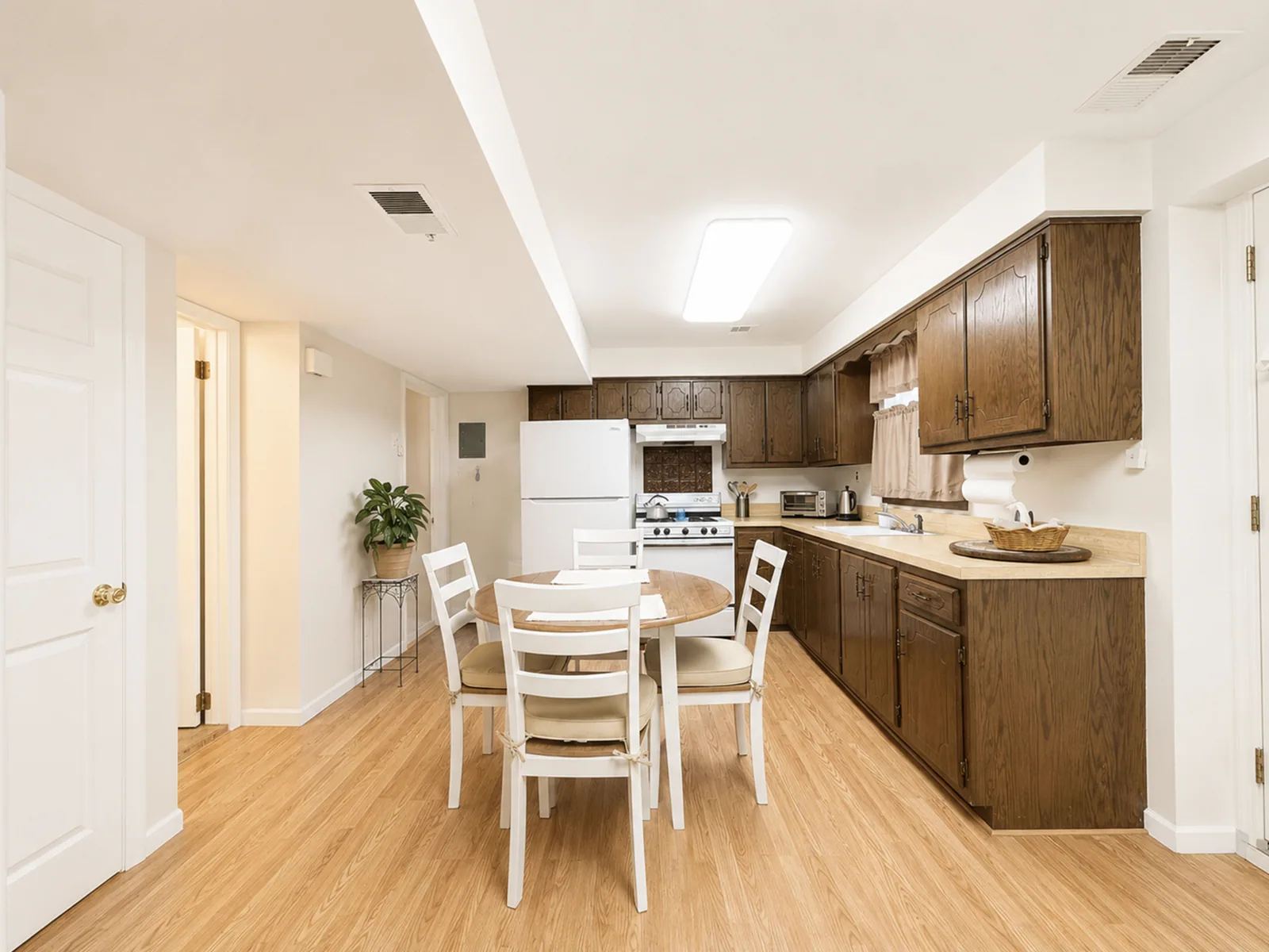 Ground-floor summer kitchen